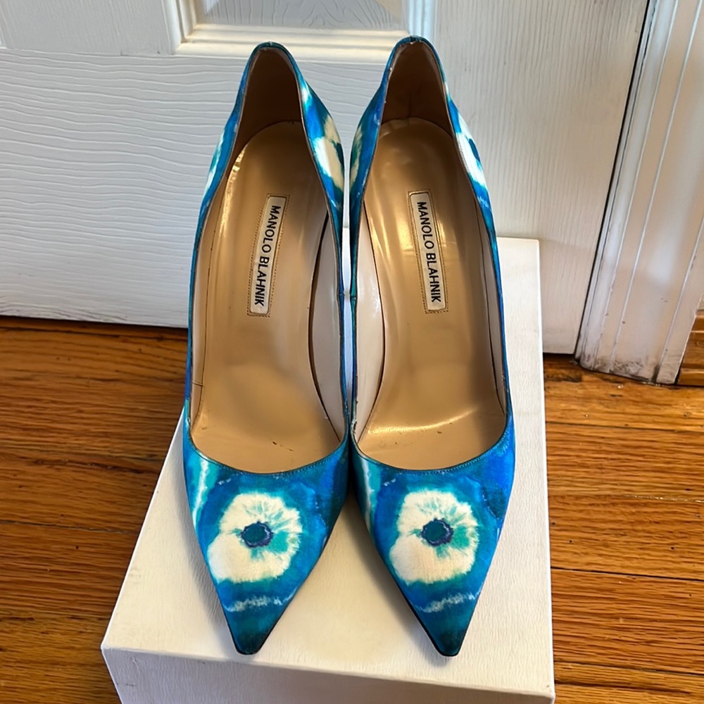 Manolo Blahnik tie dye pumps size EUR 39.5 good condition.